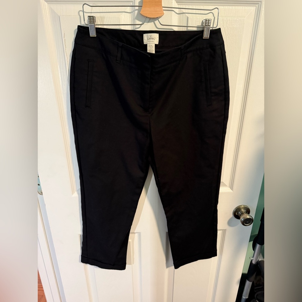 SO SLIMMING by Chico’s 1.5 (equivalent to a 10) Crop in black